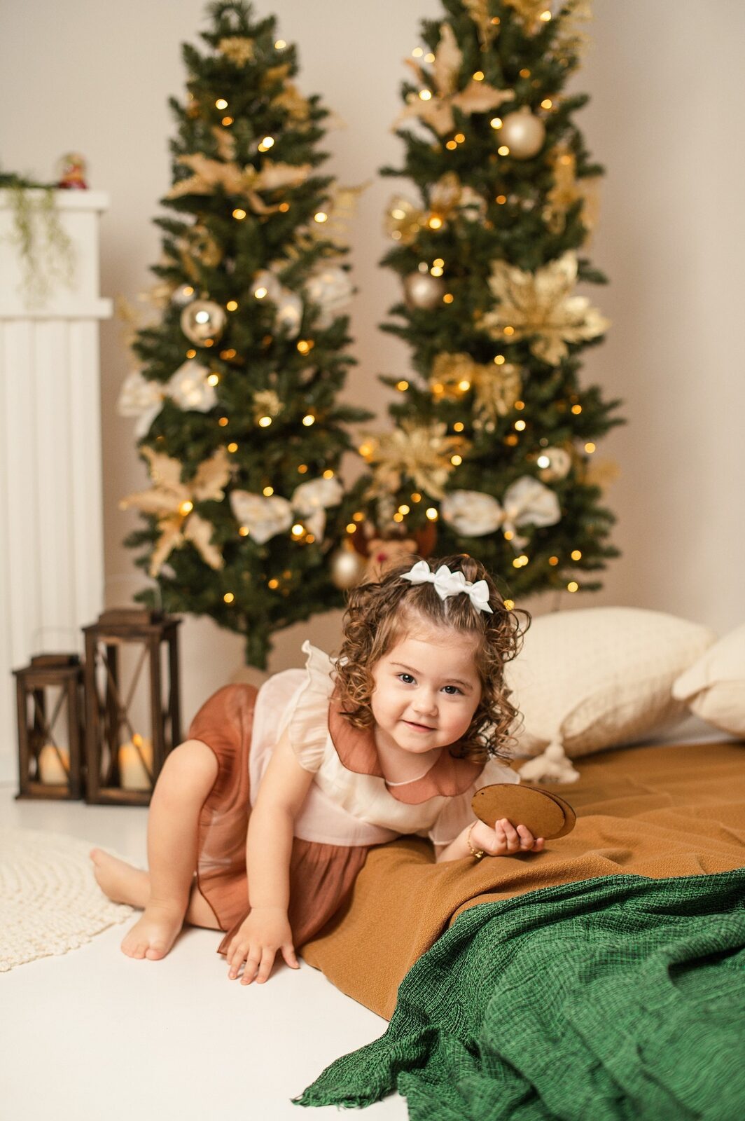 Criança brincando durante o ensaio de Natal