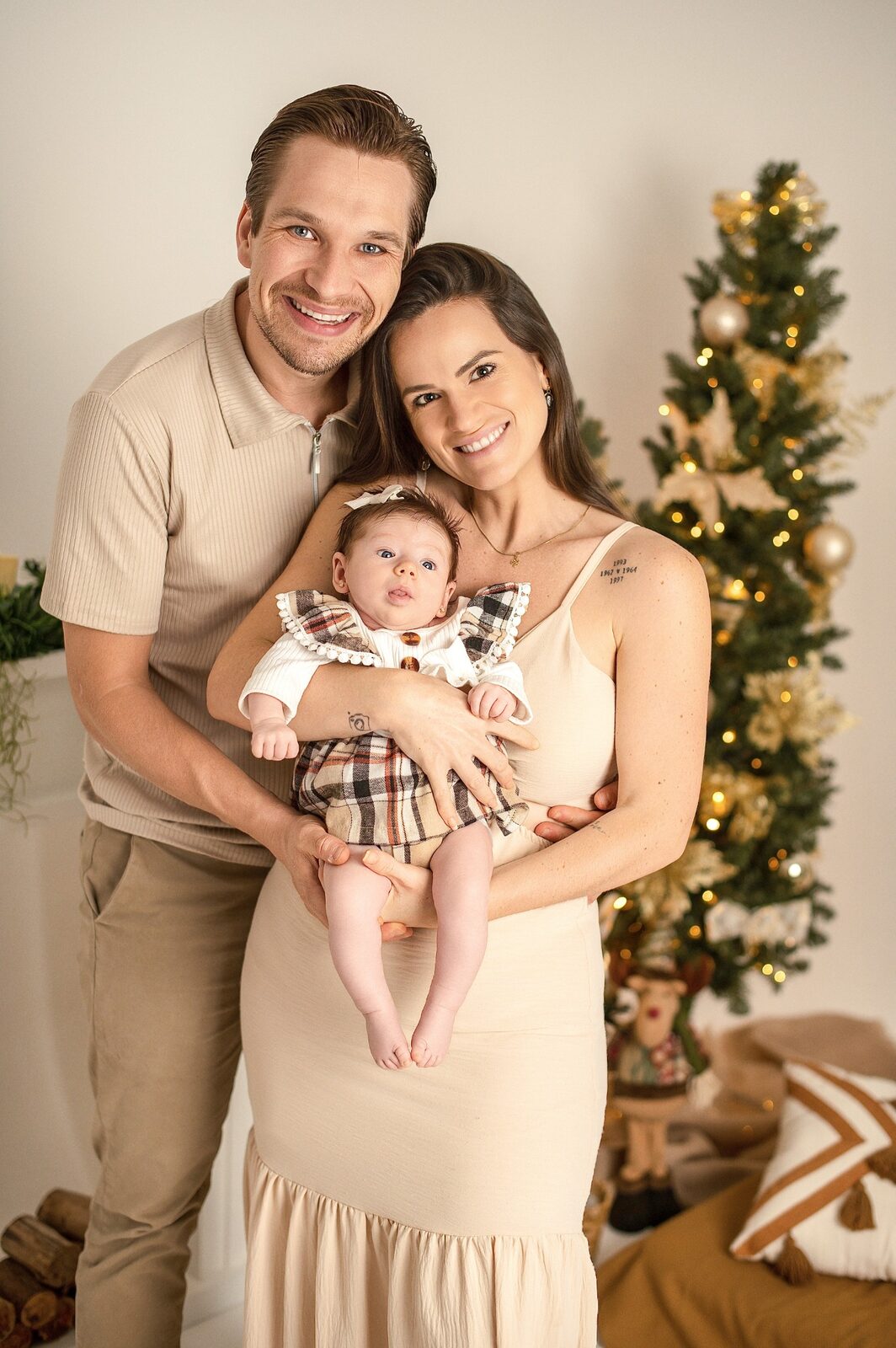 Família com bebê em um ensaio de Natal