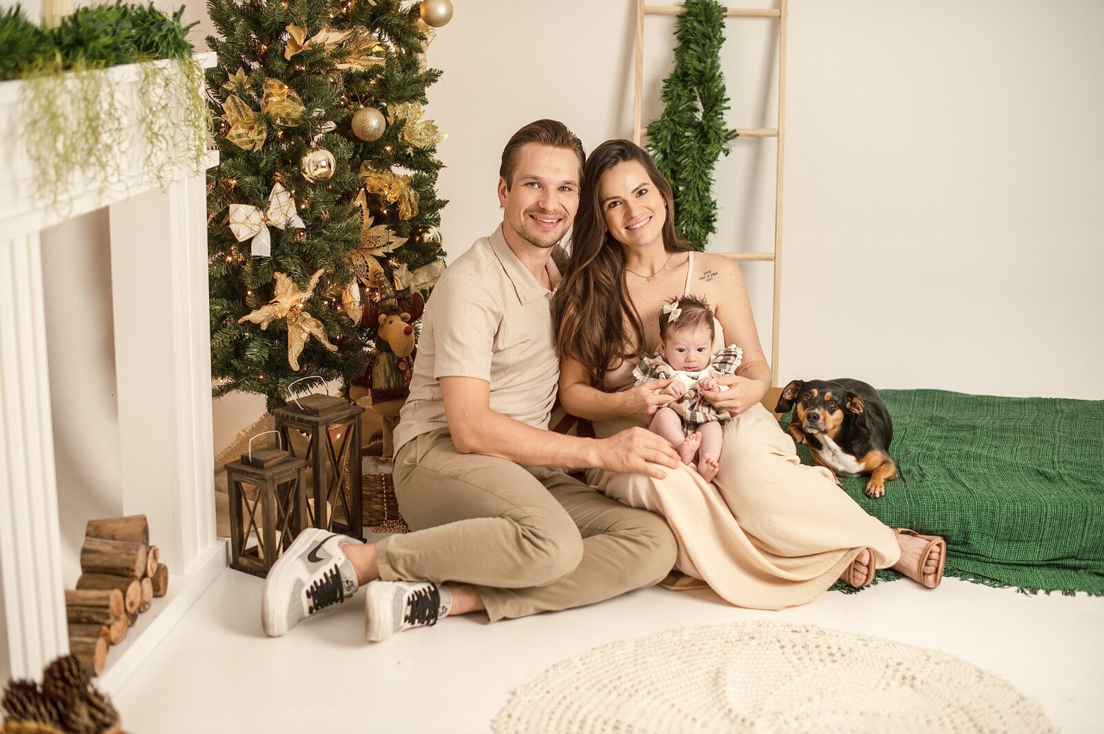 Família reunida com seu pet no cenário de Natal