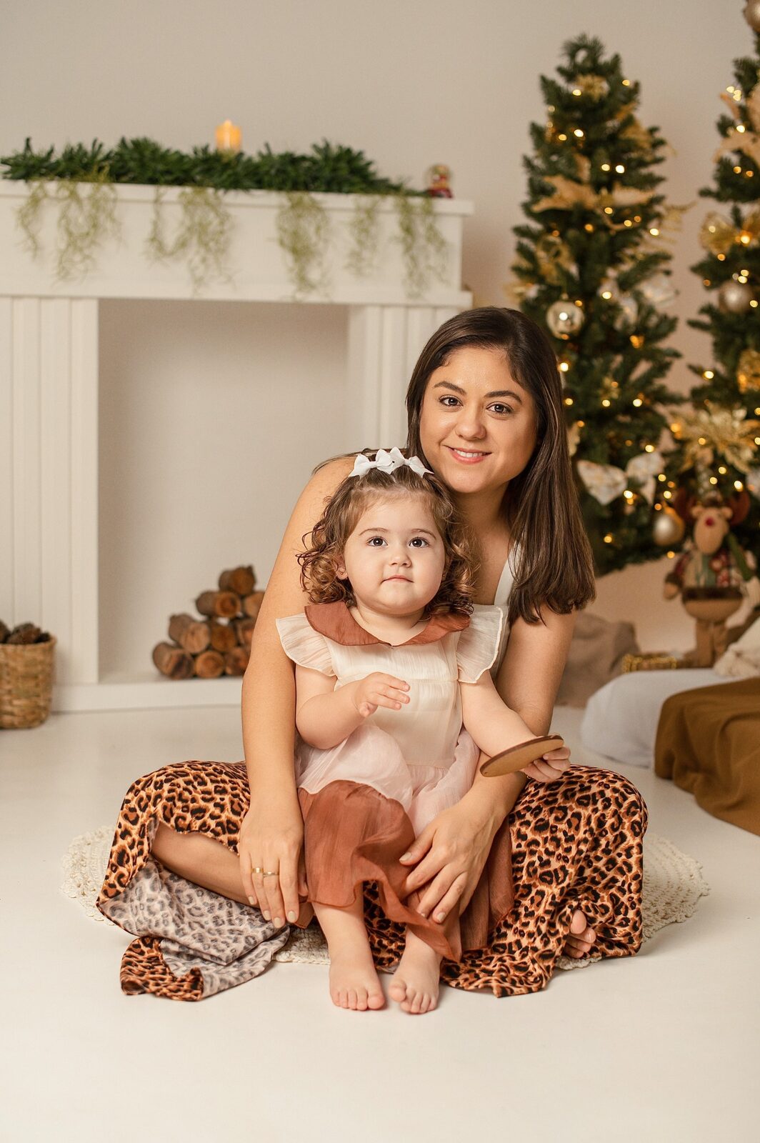 Mãe e filha juntas no ensaio de Natal