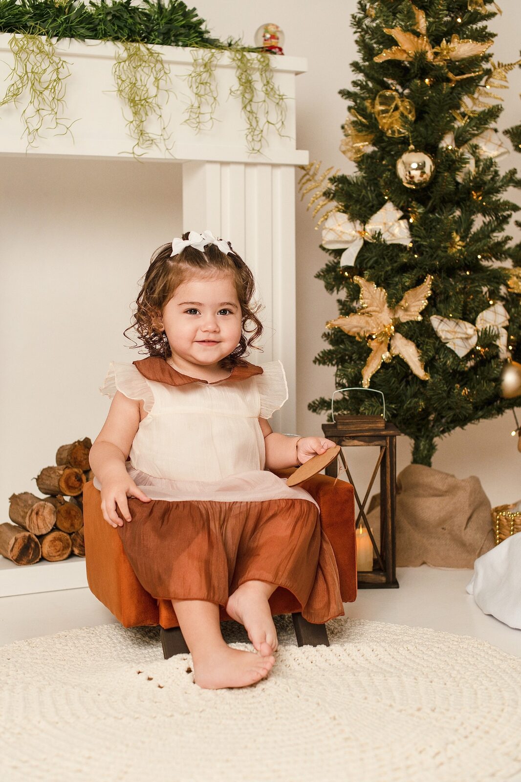 Retrato de uma criança em um ensaio de Natal
